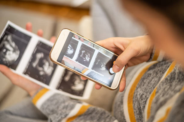 schwangere aufnahme von ultraschall-scan - human pregnancy telephone ultrasound family stock-fotos und bilder
