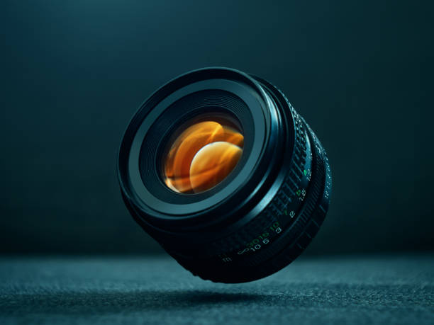 dslr-kameraobjektiv schwebt in der luft - lens camera focus aperture stock-fotos und bilder