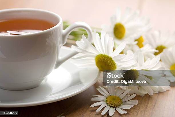 Branca Xícara De Chá De Ervas E Flores Camomile - Fotografias de stock e mais imagens de Alimentação Saudável - Alimentação Saudável, Bebida, Bouquet