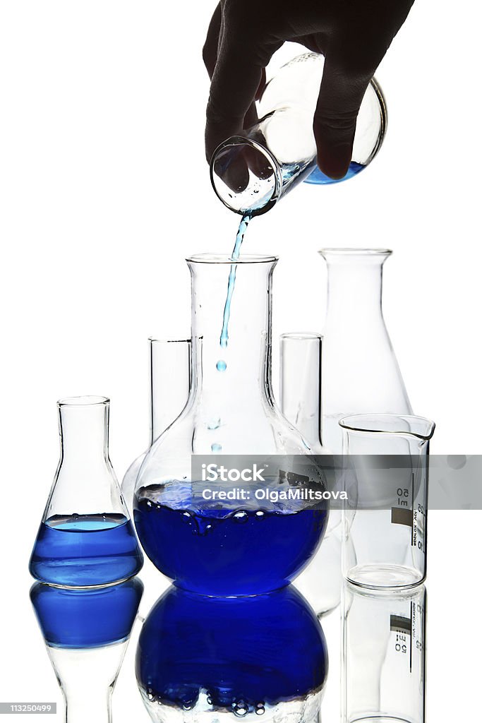 Mão da água azul de produtos químicos líquidos em frasco isolado - Foto de stock de Azul royalty-free