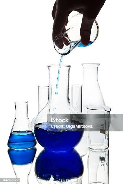 Foto de Mão Da Água Azul De Produtos Químicos Líquidos Em Frasco Isolado e mais fotos de stock de Azul