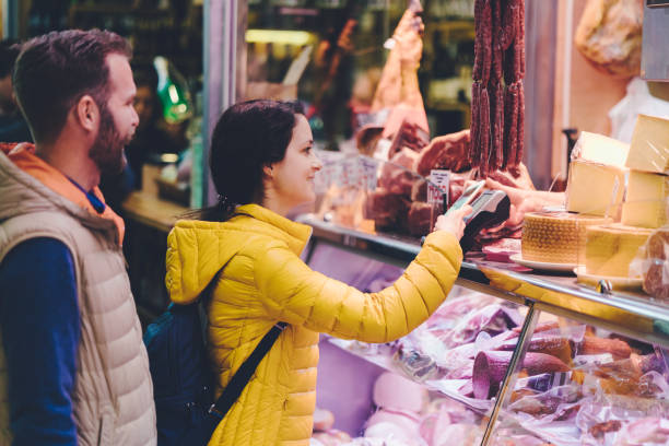 pareja en valencia comprando en el mercado de agricultores - butchers shop meat market pork fotografías e imágenes de stock