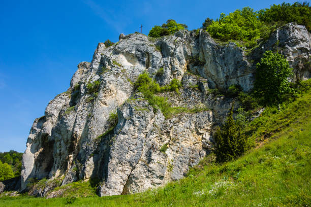 rock landscape on the altmühltal panorama path - altmühltal imagens e fotografias de stock