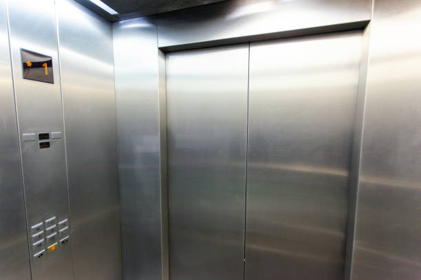 近代的な銀色のエレベーターの内部 - 内部 ストックフォトと画像