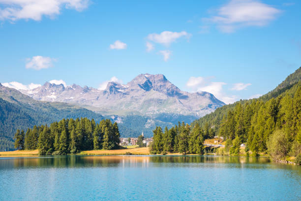 gran vista de la laguna azul champfer en el valle alpino. ubicación alpes suizos, europa. - champfer fotografías e imágenes de stock