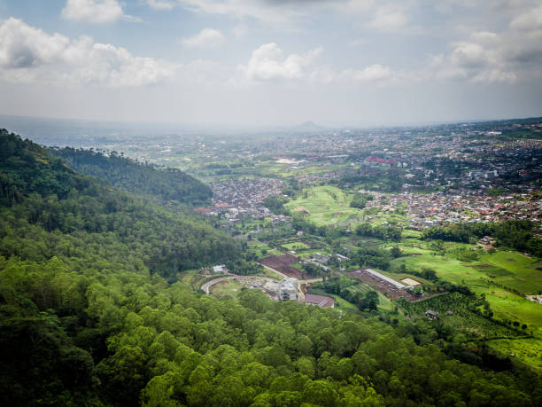 luchtfoto van bos natuur op batu malang stad in oost-java, indonesië. een van de beste bestemming in oost-java - malang stockfoto's en -beelden