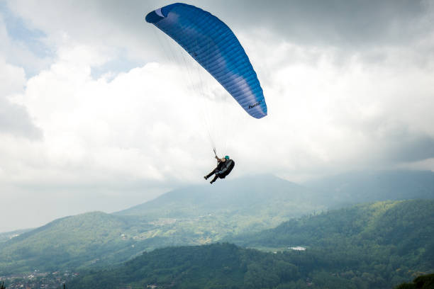 sky racing door paragliding in batu malang, oost-java, indonesië. - malang stockfoto's en -beelden