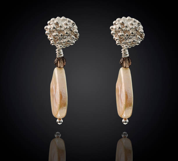 golden earrings with gemstone isolated on black background - 18797 imagens e fotografias de stock