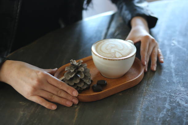 woman hand and cappuccino woman hand and cappuccino dişiler stock pictures, royalty-free photos & images
