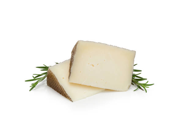 formaggio manchego isolato su sfondo bianco - formaggio di pecora foto e immagini stock