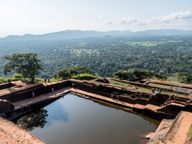 bacino idrico sulla roccia di sigiriya - buddhism sigiriya old famous place foto e immagini stock