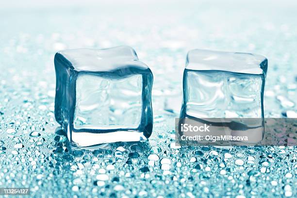 Foto de Derretendo Cubos De Gelo e mais fotos de stock de Azul - Azul, Bebida gelada, Bloco