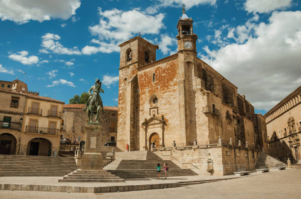 San Martin Church and Pizarro statue in the Plaza Mayor of Trujillo Trujillo, Spain - July 4, 2018. San Martin Church and Pizarro equestrian statue in the Plaza Mayor of Trujillo. A small medieval town, birthplace of the Conquistador Francisco Pizarro in western Spain extremadura stock pictures, royalty-free photos & images