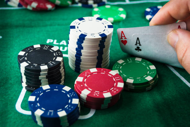 PAIR OF ACES AND POKER CHIPS PAIR OF ACES AND POKER CHIPS texas hold em photos stock pictures, royalty-free photos & images