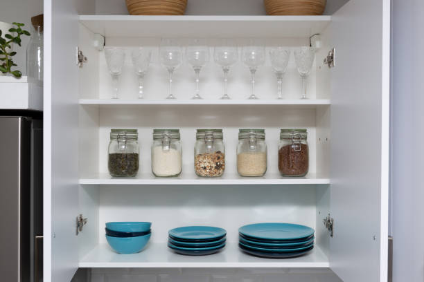 パントリー、背景に白い近代的なキッチンに収納瓶の様々な種子。スマートキッチン組織 - shelf bookshelf empty box ストックフォトと画像