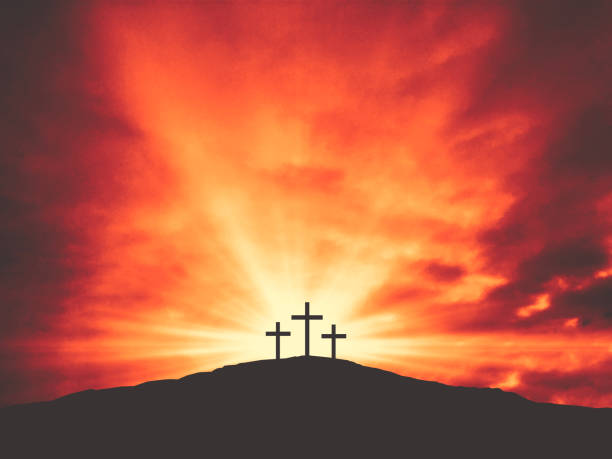 drei christliche karfreitagskreuze silhouette auf dem hügel von kalvarienberg mit sonne und wolken im himmelsgrund - god cross cross shape the crucifixion stock-fotos und bilder