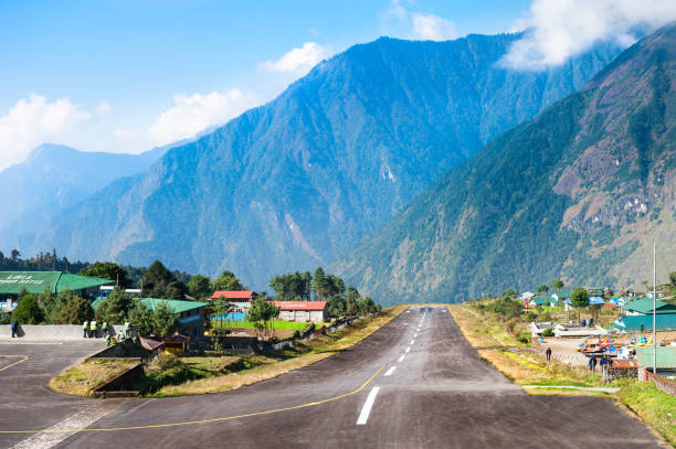 runway of the tenzing-hillary airport in lukla, himalayas, nepal - lukla imagens e fotografias de stock