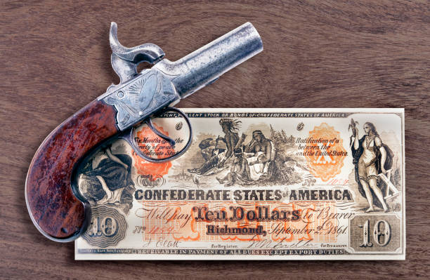 pistolet antique et bill confédéré. - derringer photos et images de collection