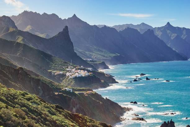 tenerife, iles canaries, espagne. vue sur la côte ouest, montagne anaga et village costard. - tenerife spain national park canary islands photos et images de collection