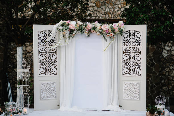 decoraciones de boda en ceremonia de lujo. arco para la ceremonia de boda a está decorado con flores y greens, vegetación.  decoración de la boda en la zona del banquete del patio trasero. - croquet party front or back yard wedding fotografías e imágenes de stock