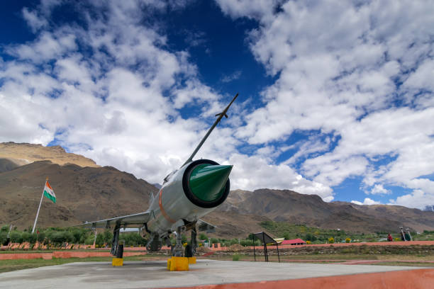 un aereo da combattimento mig-21 utilizzato dall'india nella guerra di kargil 1999 (operazione vijay) - kargil foto e immagini stock