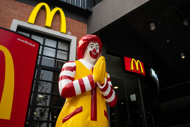 la mascotte de mcdonald devant le restaurant - bangkok mcdonalds fast food restaurant asia photos et images de collection