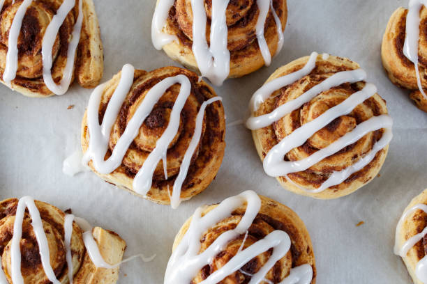 アイシングとシナモンロール - cinnamon bun icing pastry ストックフォトと画像