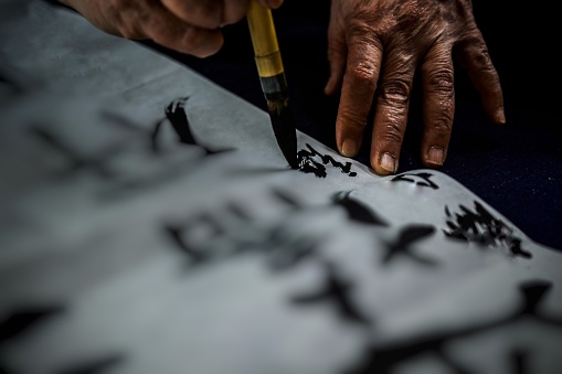 Experto en caligrafía japonesa está haciendo su trabajo photo