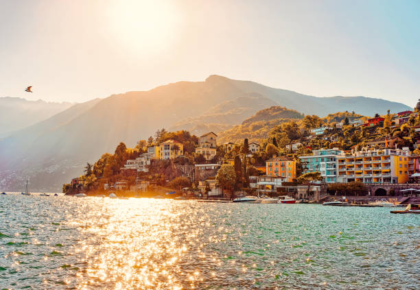 coucher de soleil en soirée dans la promenade touristique de luxe d'ascona - caractéristiques côtières photos et images de collection