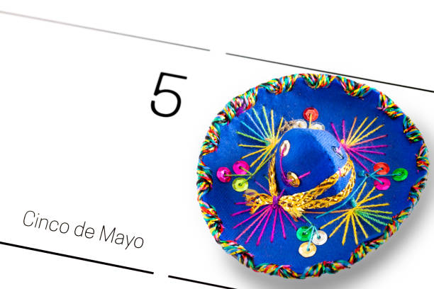 speichern sie den datum weißen kalender für cinco de mayo, 5. mai mit blauem sombrero/cinco de mayo konzept - mexico mexican culture carnival paper stock-fotos und bilder