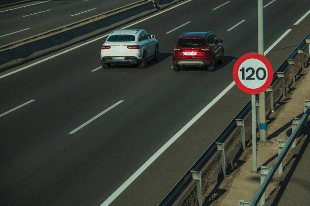 coches en carretera y señal de límite de velocidad en madrid - rebasar fotografías e imágenes de stock