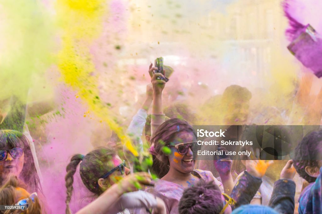 Chicas bailando en una fiesta de color en polvo Holi - Foto de stock de Acontecimiento libre de derechos