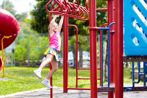 enfant sur des barres de singe. gamin à l'école de récréation. - child jungle gym playground laughing photos et images de collection