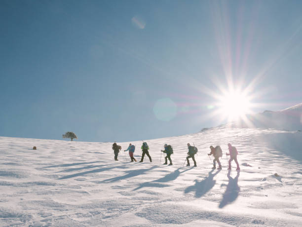 gruppo di scalatori stanno camminando sulla vetta della montagna - turkey extreme terrain snow nature foto e immagini stock