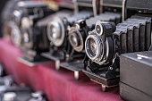 vintage-roto-ausstattung-auf-einem-flohmarkt-filmfotokamera-auf-rotem-hintergrund.jpg?b=1&s=170x170&k=20&c=RcwLR4Vizs9Bz5S8c6xL5AYdJwfx5s93fsJhA2avyMs=
