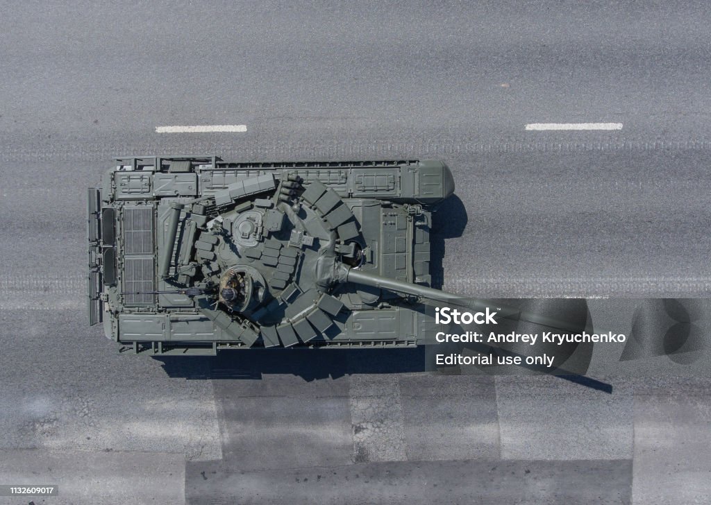 Модернизированный танк Т-72Б3 в 73-й годовщине Дня Победы, вид сверху. - Стоковые фото Танк роялти-фри