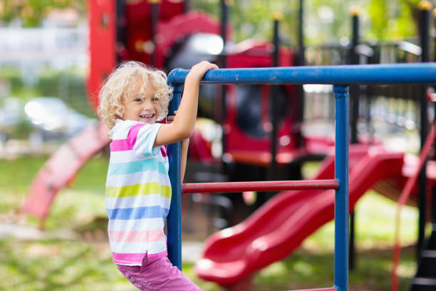 enfant sur des barres de singe. gamin à l'école de récréation. - child jungle gym playground laughing photos et images de collection