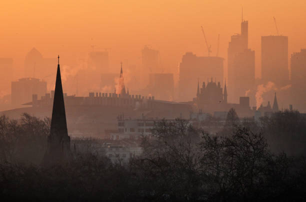 londoner morgenröte - luftverschmutzung stock-fotos und bilder