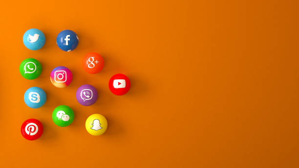 forma da esfera do mármore ícones sociais dos serviços dos media em uma mesa alaranjada - whatsapp - fotografias e filmes do acervo