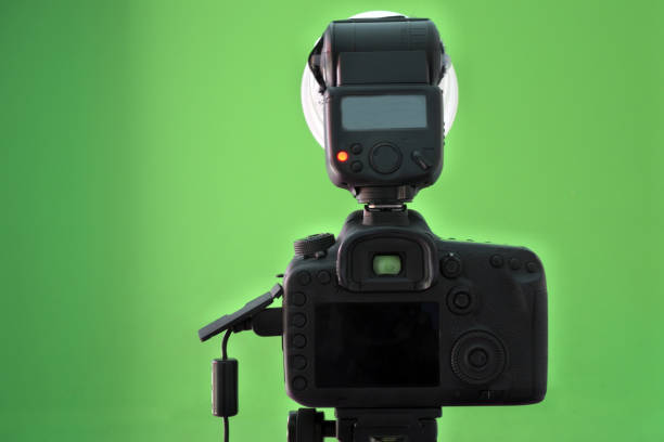 фотограф камеры и flash против зеленого экрана фон - chroma key flash стоковые фото и изображения