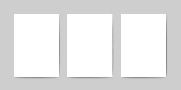 3 개의 빈 a4 시트 벡터 템플릿입니다. 사실적인 그림자와 회색 표면에 사실적인 a4 용지. 벡터 카드 템플릿입니다. 종이의 흰색 빈 시트 (a4). 디자인을 위한 완벽 한 벡터 모의 광고. - greeting card blank paper letter stock illustrations