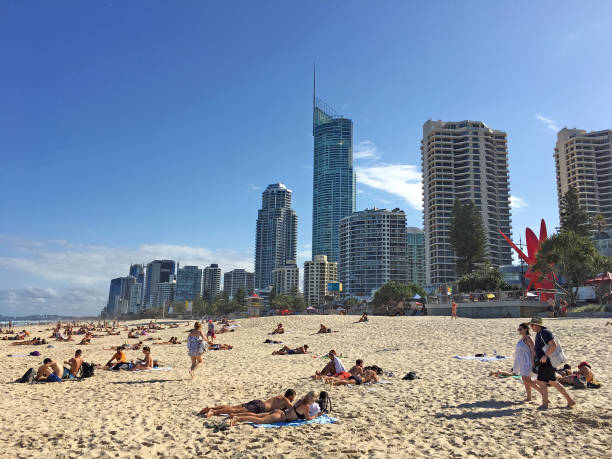 povos na praia queensland austrália do paraíso dos surfistas - q1 - fotografias e filmes do acervo