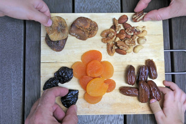 frutas secas misturadas - dried apricot close up gourmet dried fruit - fotografias e filmes do acervo