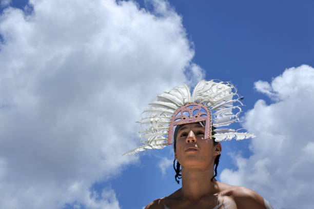 retrato do homem do islander do estreito de torres - aboriginal art australia indigenous culture - fotografias e filmes do acervo