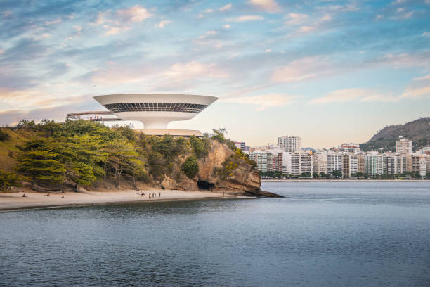 ニテロイスカイライン-ニテロイ、リオデジャネイロ、ブラジル - niemeyer museum of contemporary arts ストックフォトと画像