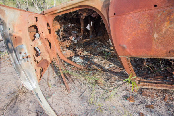 carro abandonado - car door car isolated old - fotografias e filmes do acervo