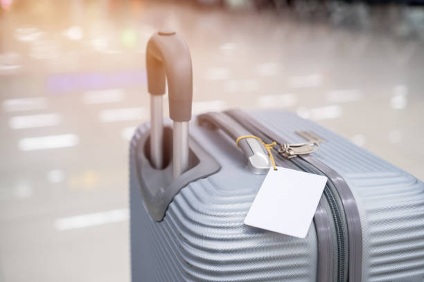 Luggage holder tag blank label on suitcase / baggage put letter portaequipajes etiqueta en blanco etiqueta en la maleta/equipaje poner la letra