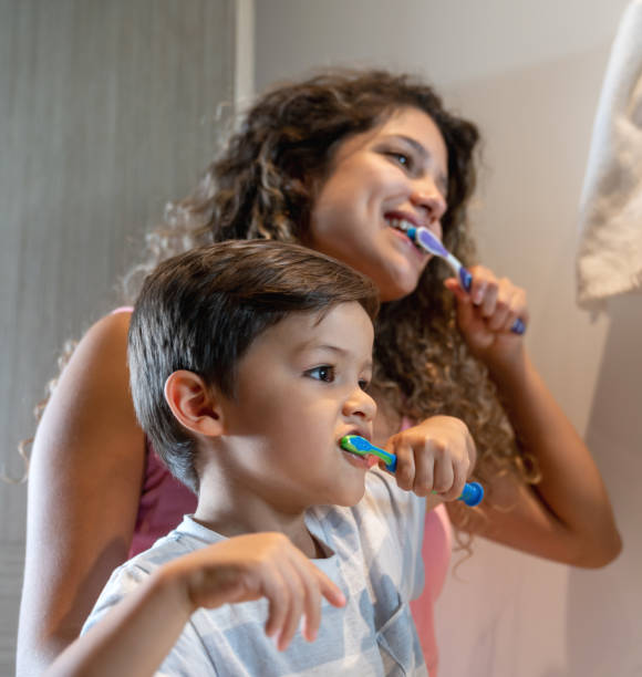 母親と息子の歯を磨く家 - brushing teeth human teeth women cleaning ストックフォトと画像