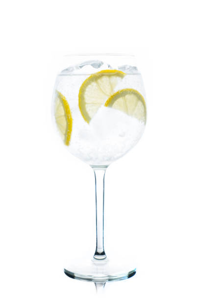 cocktail baseado gin no vidro de vinho isolado no fundo branco - dry vermouth - fotografias e filmes do acervo