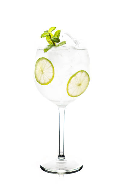 흰색 배경에 고립 된 라임과 민트 와인 유리 마티니 로얄 칵테일 - martini royale 뉴스 사진 이미지